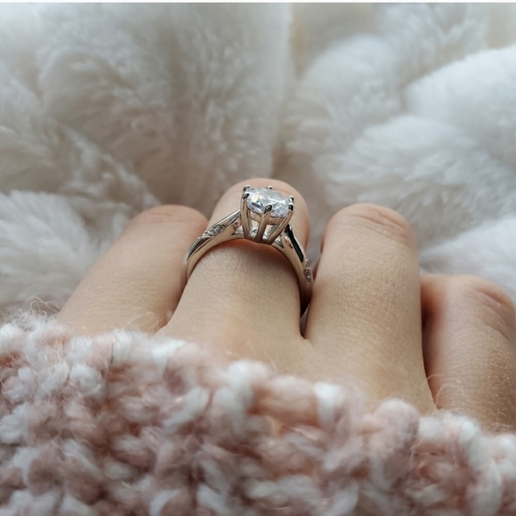 New Classic Wedding/Engagement Ring - Picture 6 of 12